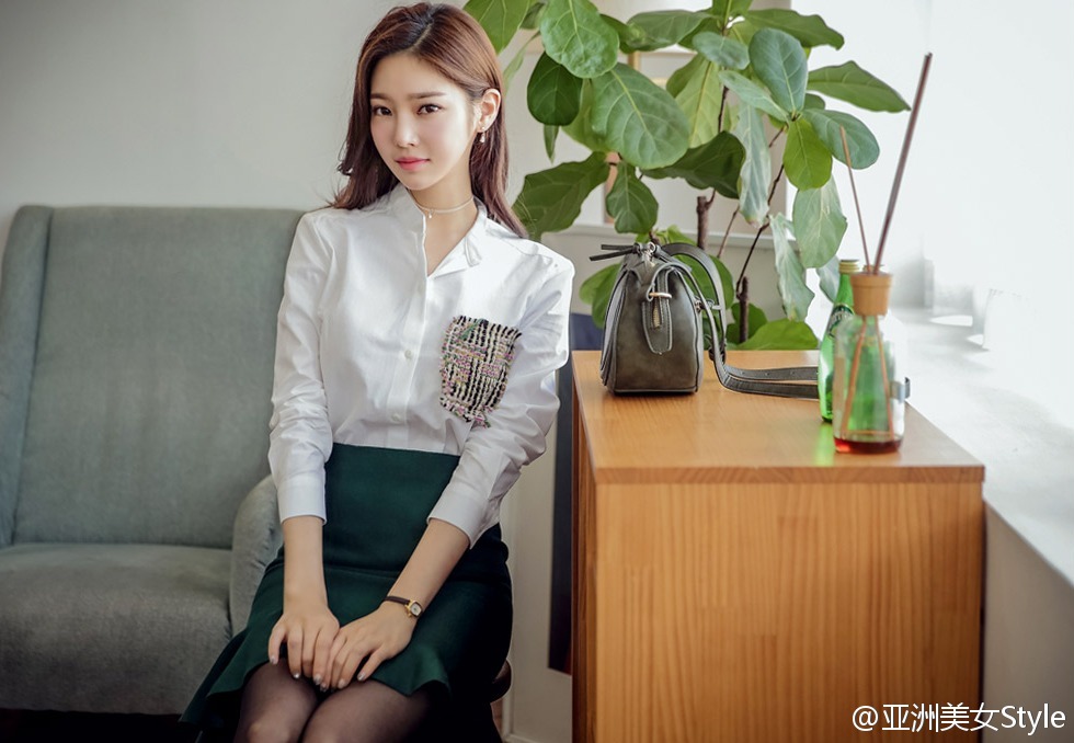 极品长相和身材高挑长腿美女黑丝写真