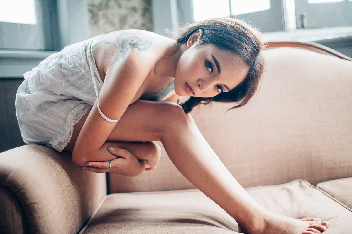 眼睛很漂亮的纹身混血美女