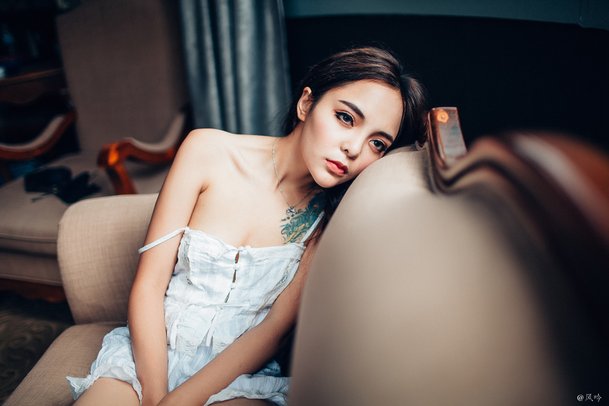 眼睛很漂亮的纹身混血美女