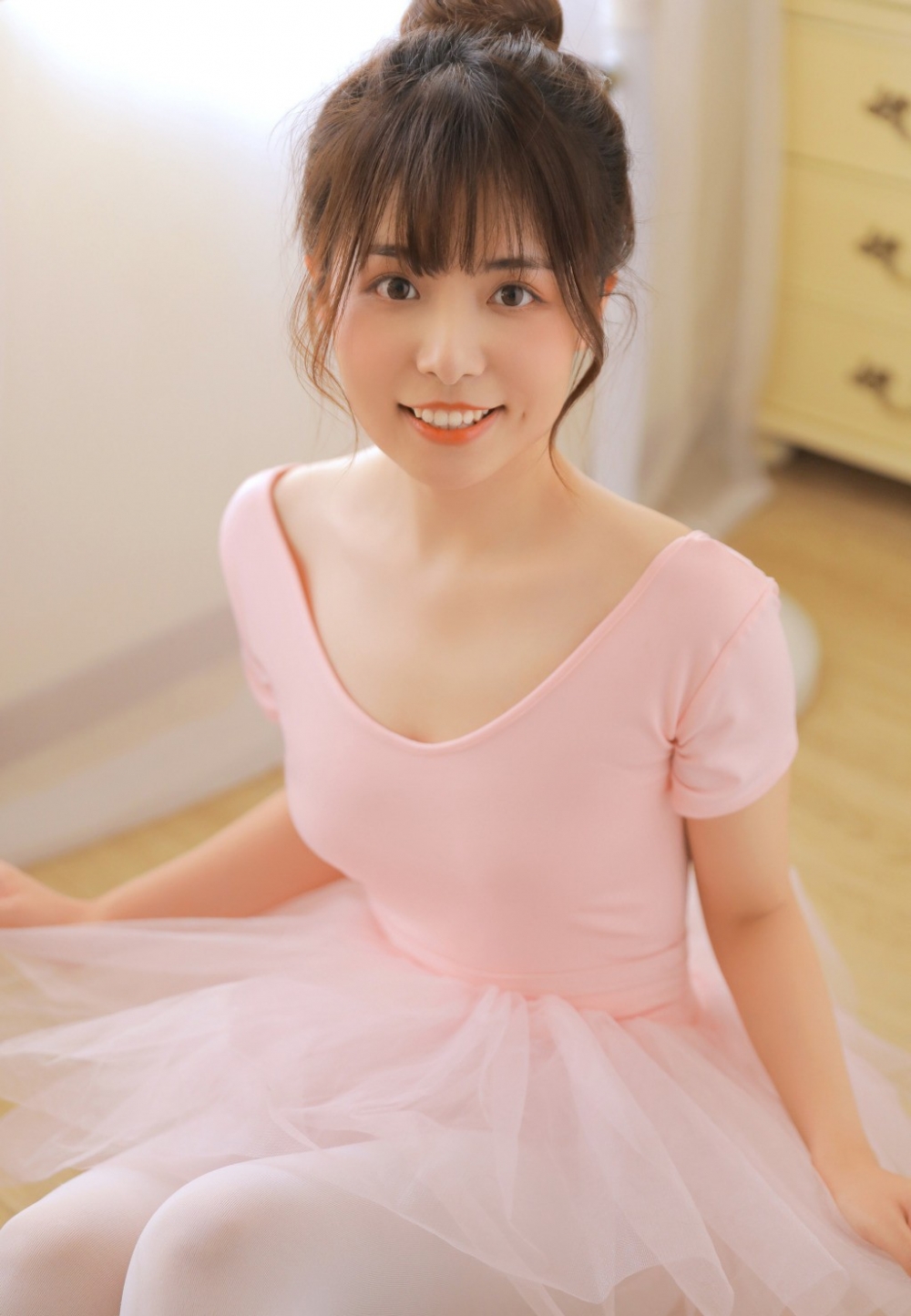 粉嫩舞蹈美女文艺气质酥胸美背性感私人拍摄写真图片