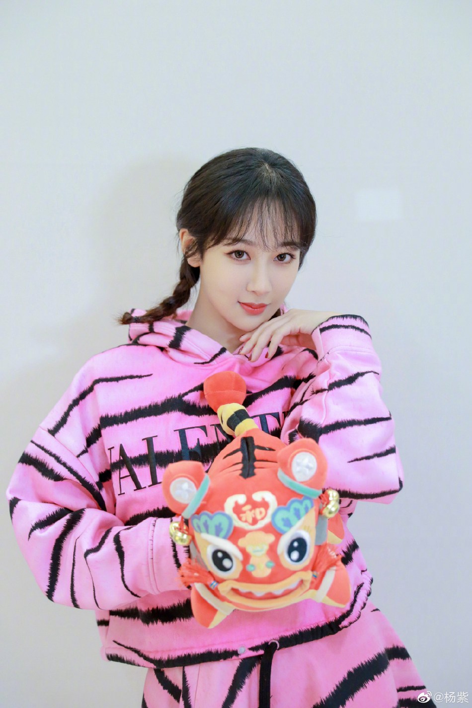 杨紫麻花辫造型少女感十足写真