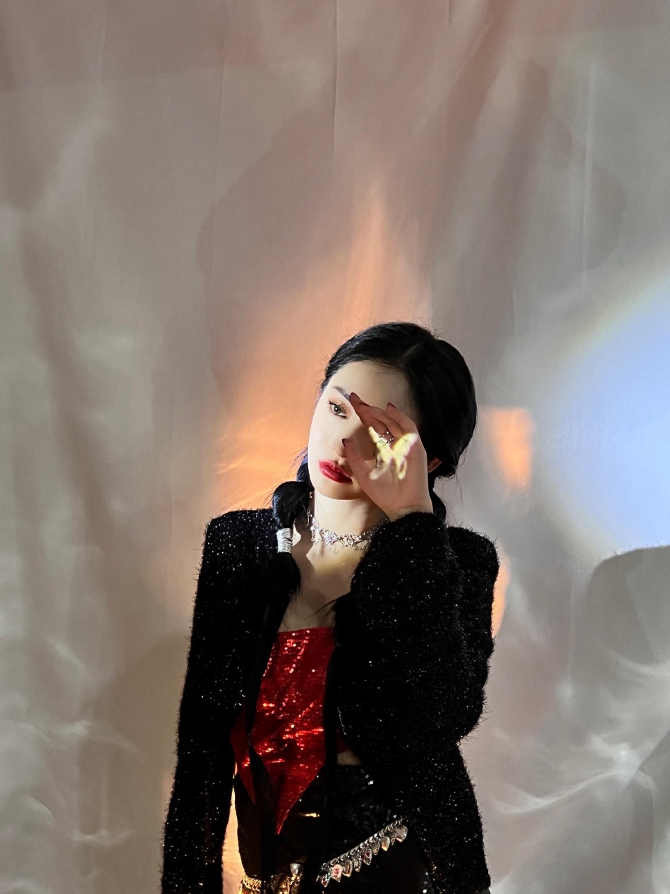 周洁琼闪光落泪妆又美又飒写真