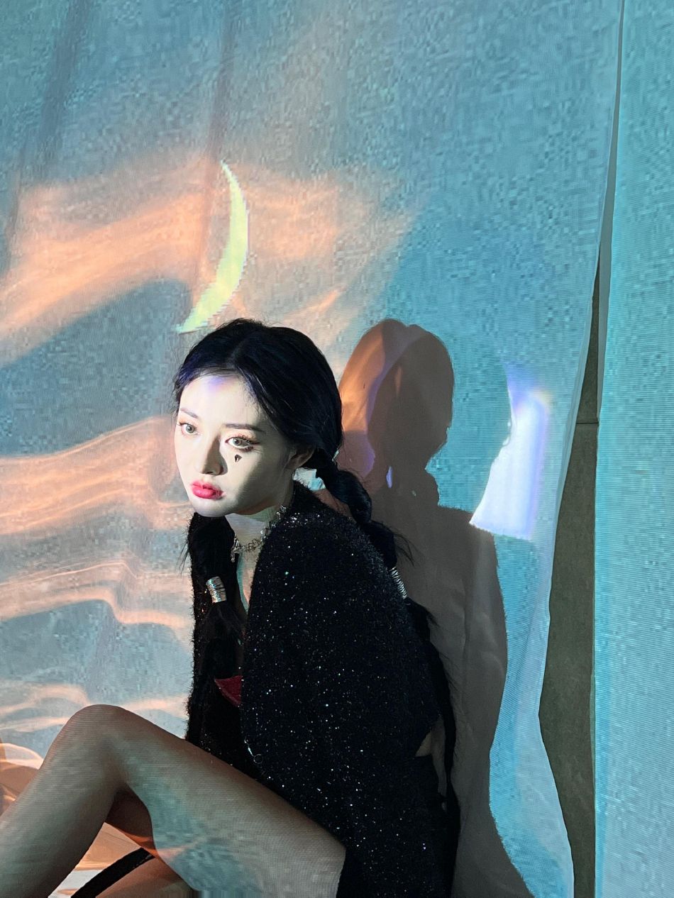 周洁琼闪光落泪妆又美又飒写真