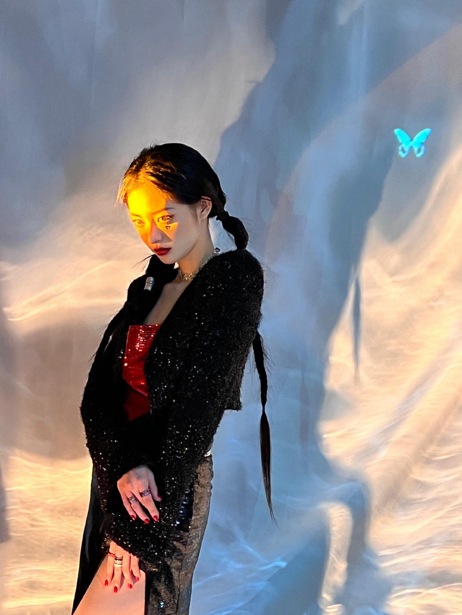 周洁琼闪光落泪妆又美又飒写真