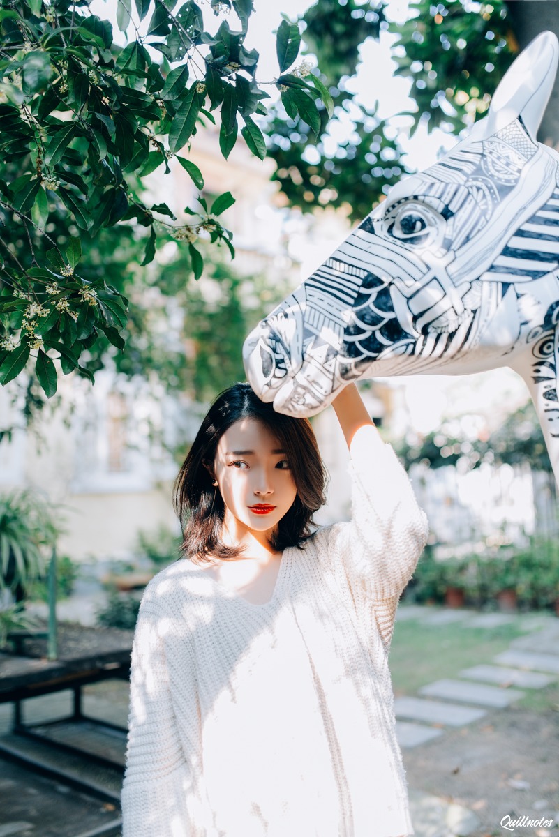 短发红唇美女
