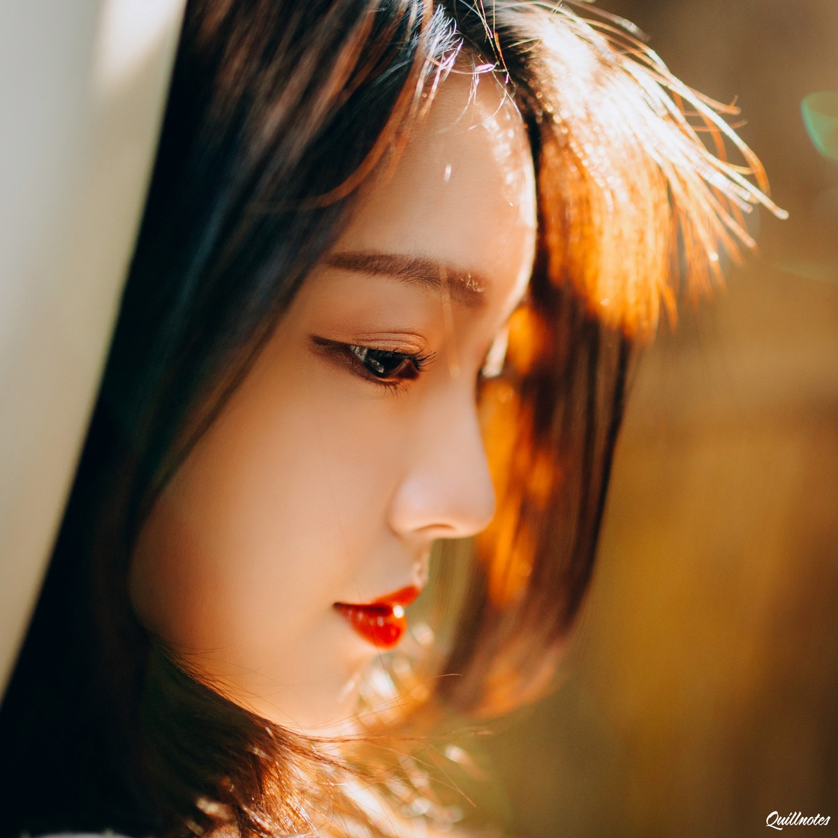 短发红唇美女