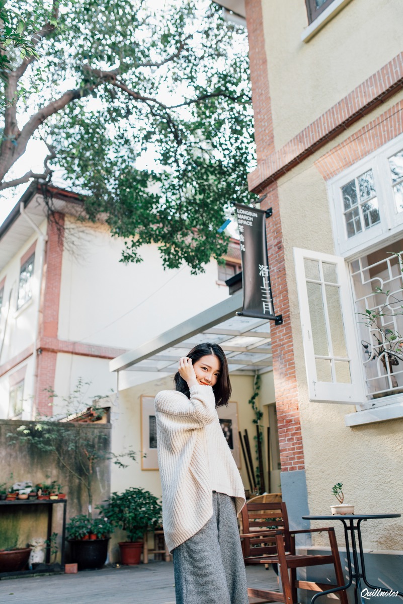 短发红唇美女