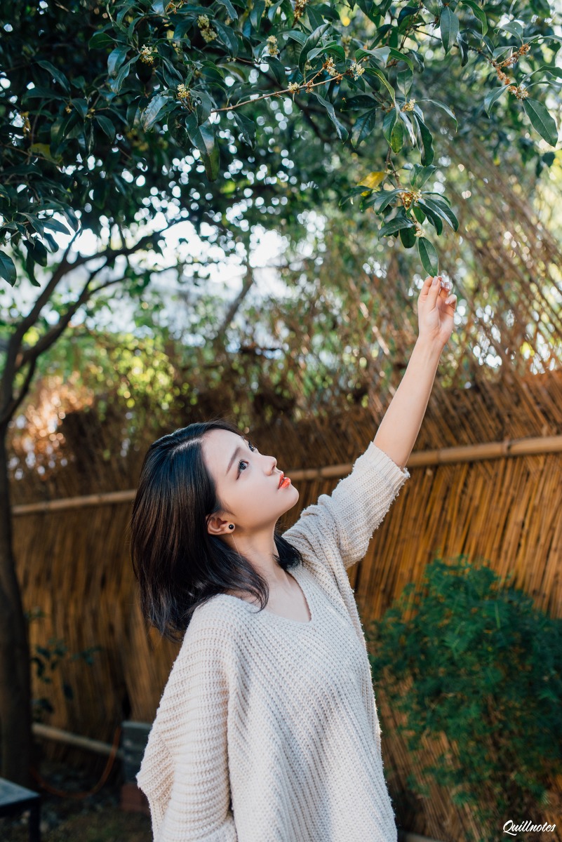 短发红唇美女