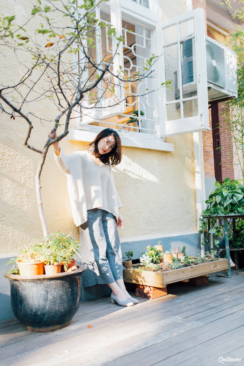 短发红唇美女