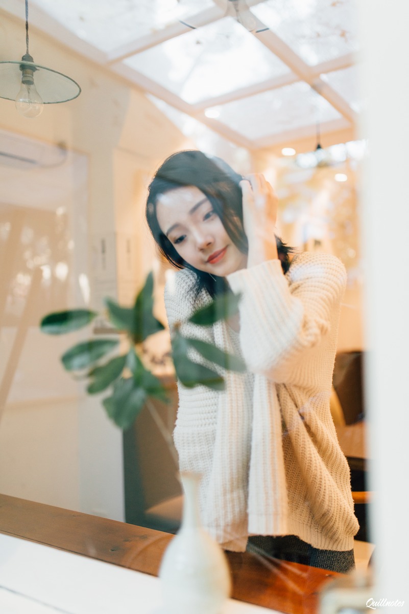 短发红唇美女