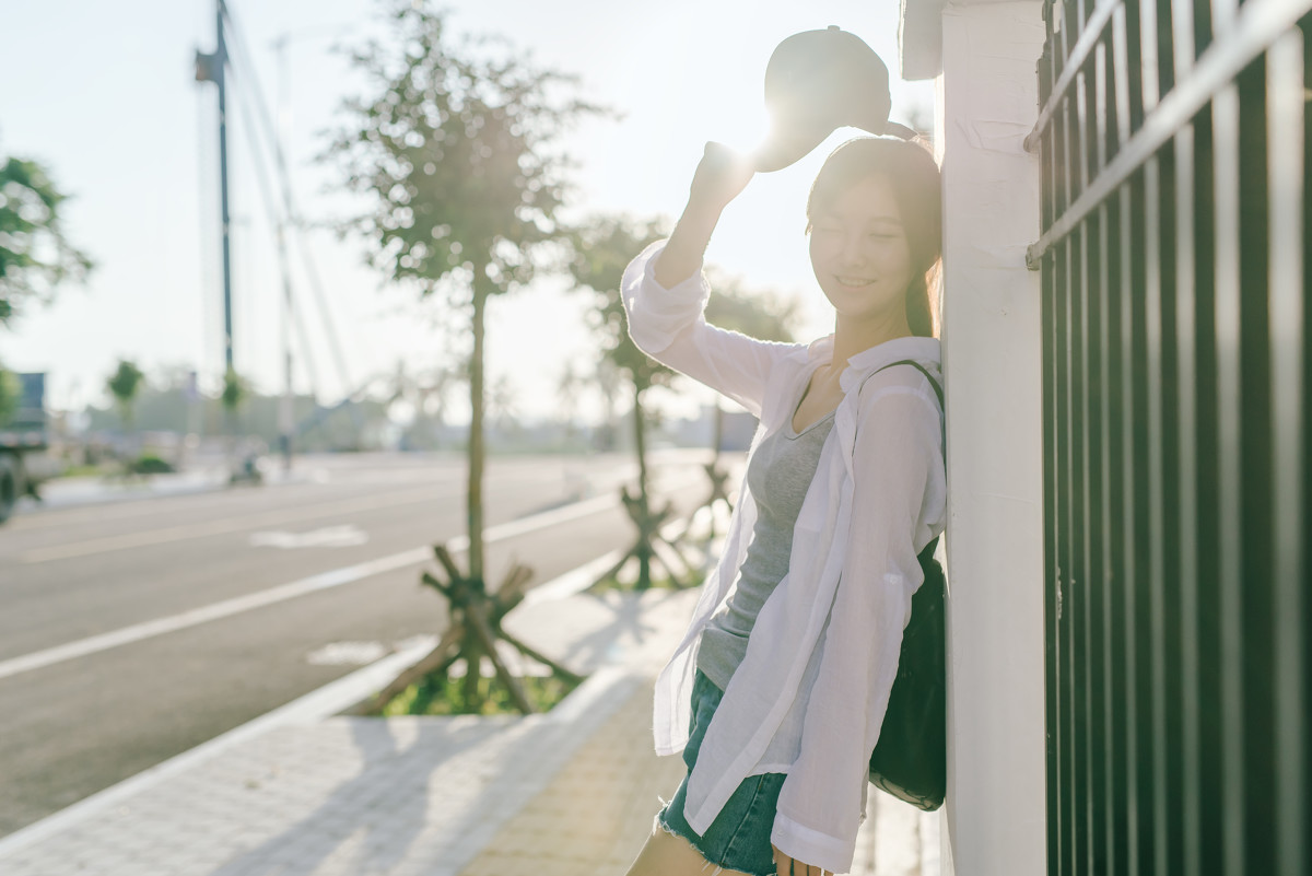 阳光下的牛仔短裤清纯女孩