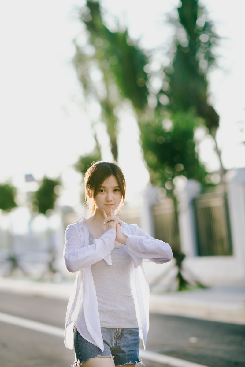 阳光下的牛仔短裤清纯女孩