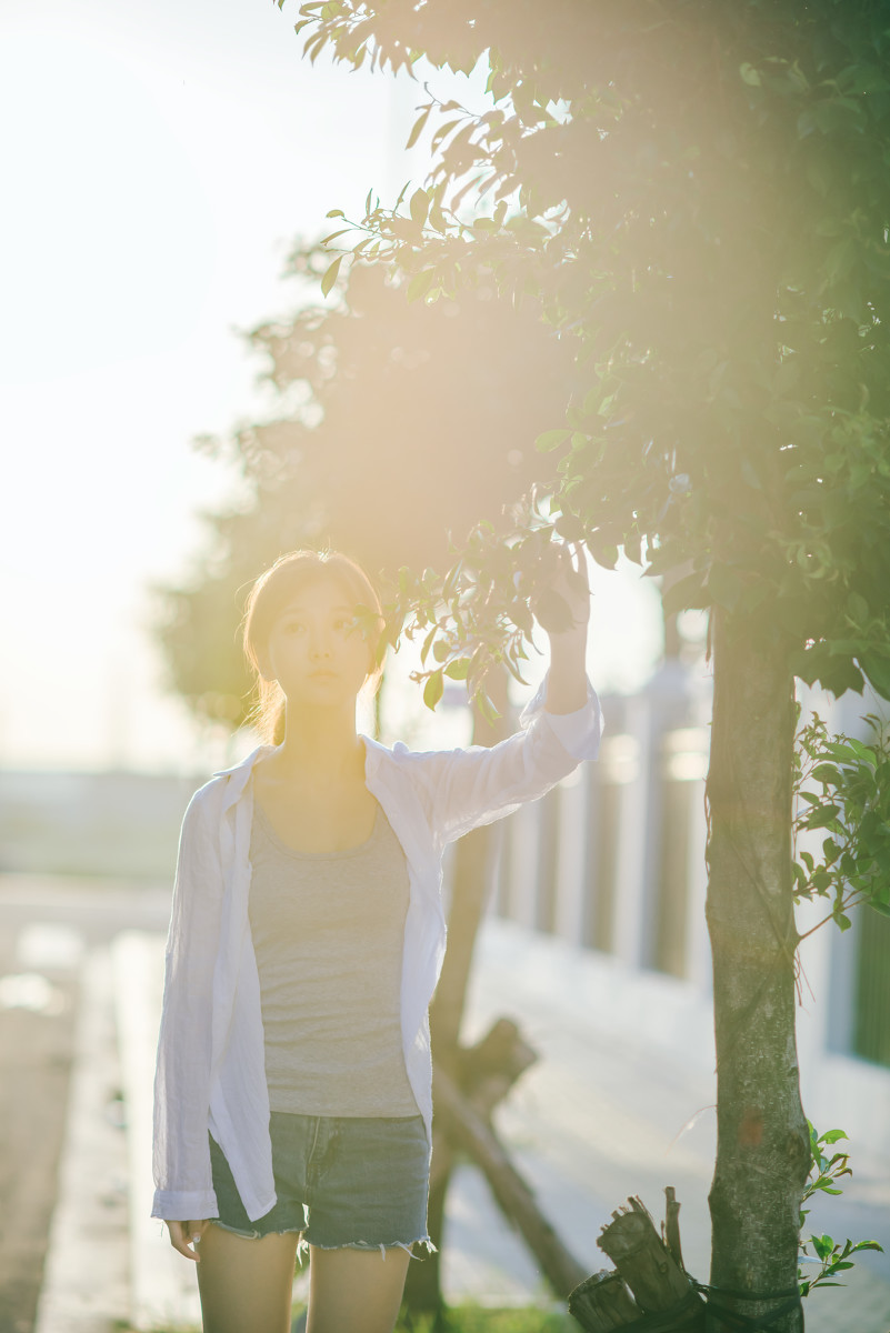 阳光下的牛仔短裤清纯女孩