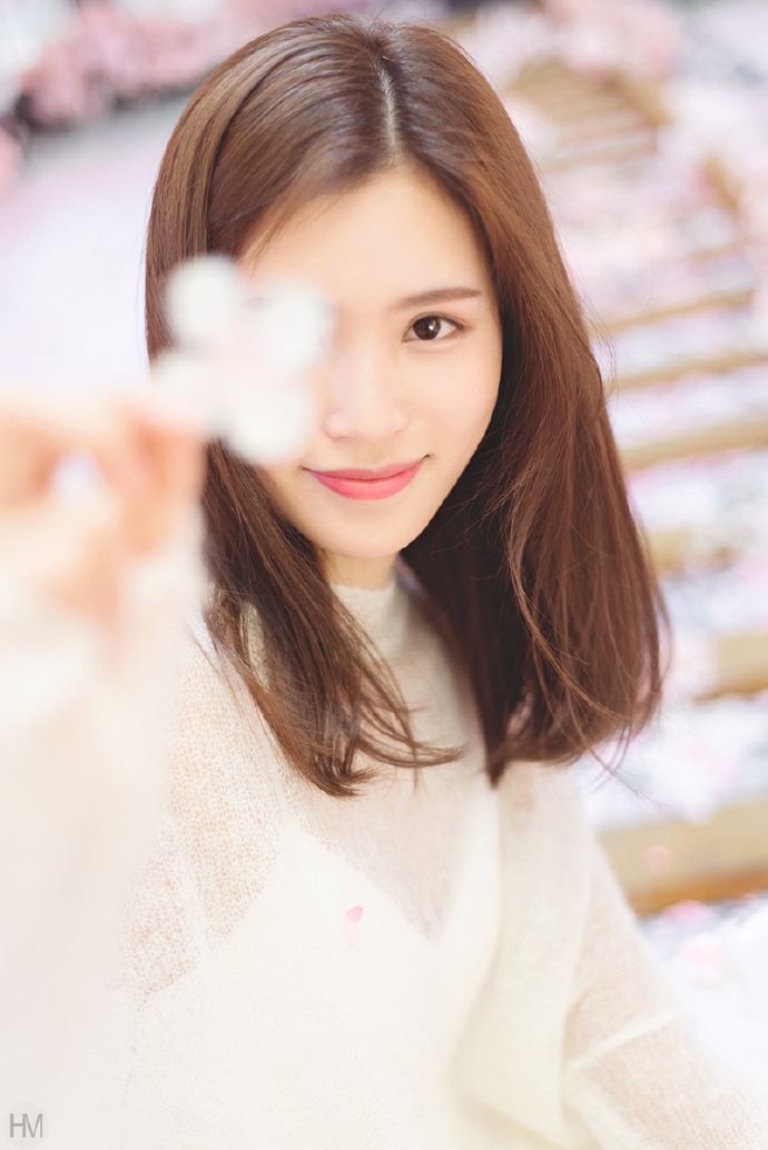90后少女甜美清纯粉嫩模特养眼自然写真图片