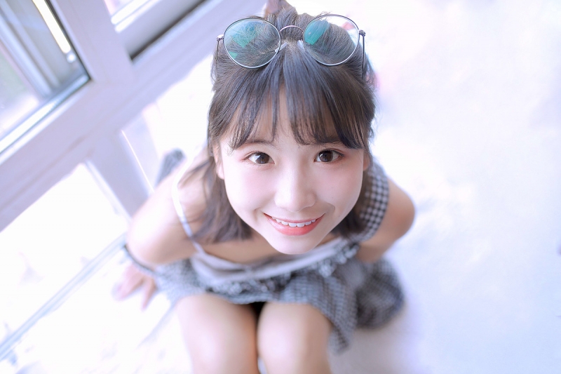 童颜萝莉甜美粉颊可爱室内个人写真