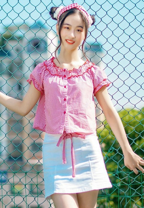 红衣性感长腿丝袜女孩 酥胸半露魅惑诱人