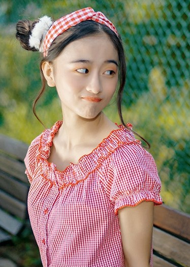 红衣性感长腿丝袜女孩 酥胸半露魅惑诱人