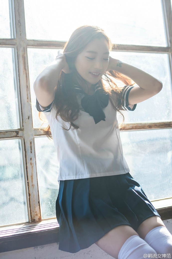 漂亮娃娃脸美女李梓熙美腿玉足酥胸翘臀美女写真
