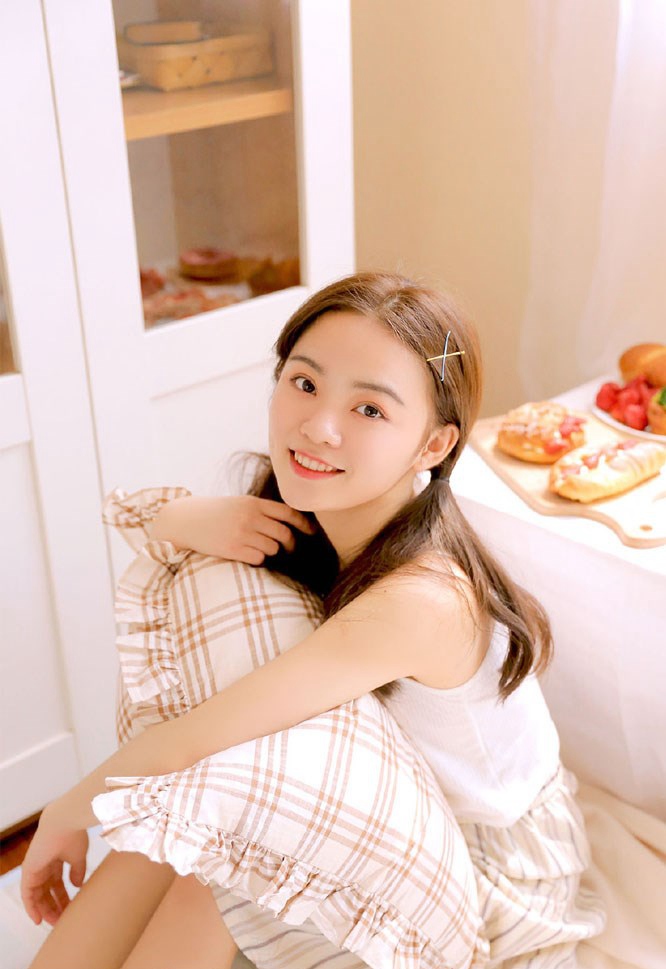 清纯甜美丝袜美女图片 展傲人双峰曲线