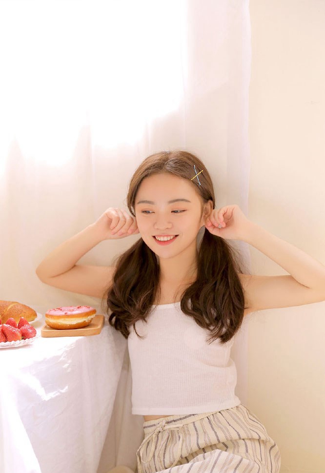 清纯甜美丝袜美女图片 展傲人双峰曲线