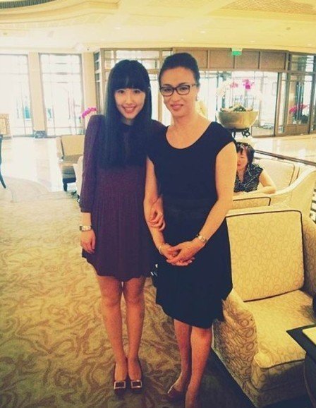 寂寞美女老板包臀丝袜长腿深沟床上诱人姿势写真