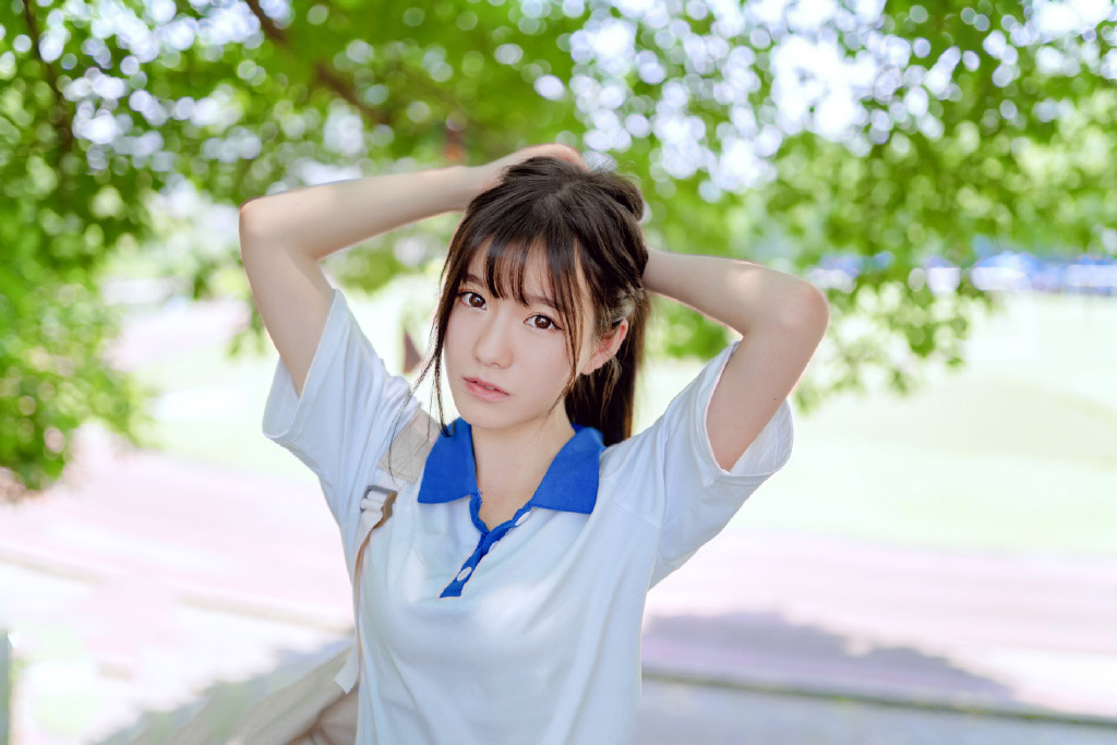 寂寞美女老板包臀丝袜长腿深沟床上诱人姿势写真