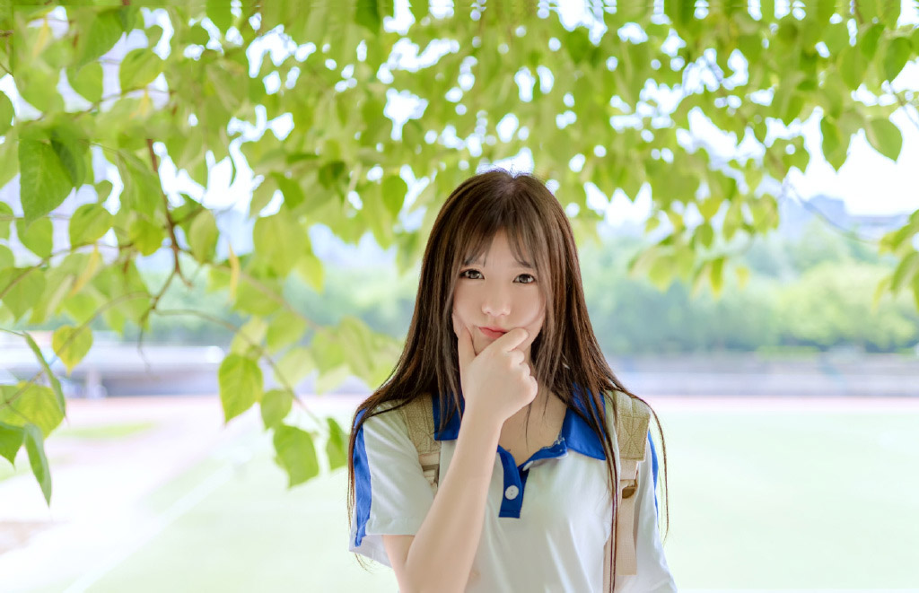 寂寞美女老板包臀丝袜长腿深沟床上诱人姿势写真