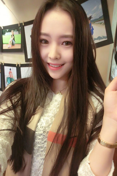 寂寞美女老板包臀丝袜长腿深沟床上诱人姿势写真