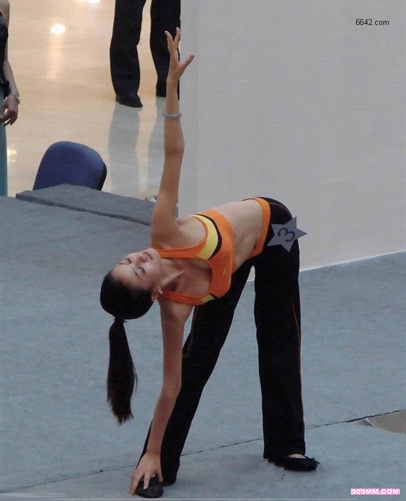 寂寞美女老板包臀丝袜长腿深沟床上诱人姿势写真