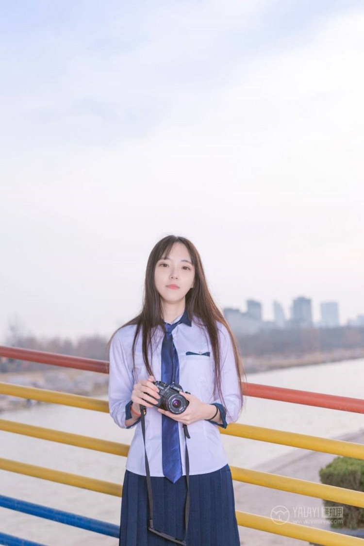 小清新美女治愈氧气黑丝美腿街拍制服写真图片