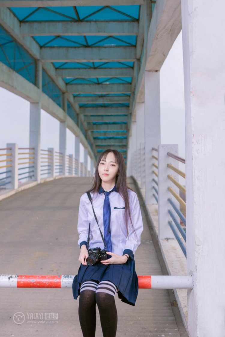 小清新美女治愈氧气黑丝美腿街拍制服写真图片