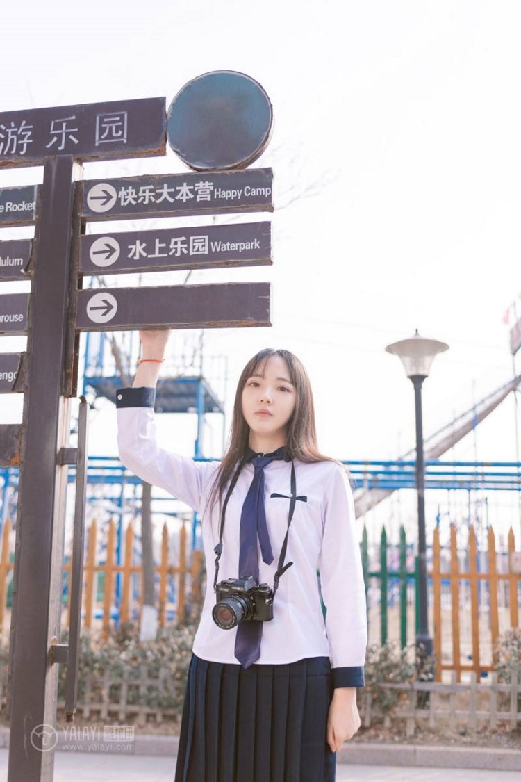 小清新美女治愈氧气黑丝美腿街拍制服写真图片