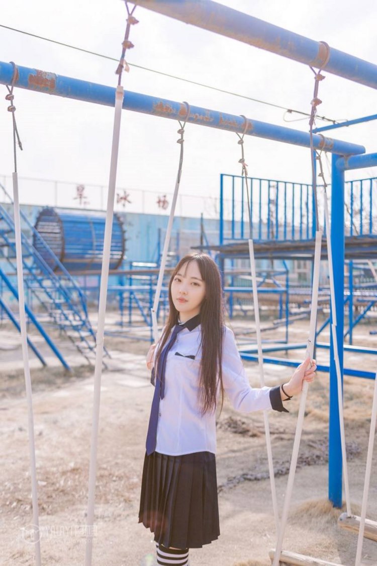 小清新美女治愈氧气黑丝美腿街拍制服写真图片