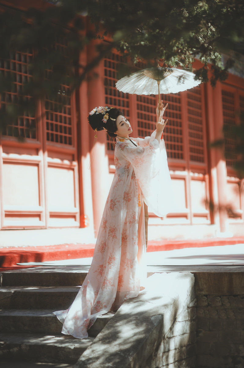 宫廷中的古装盘发美女