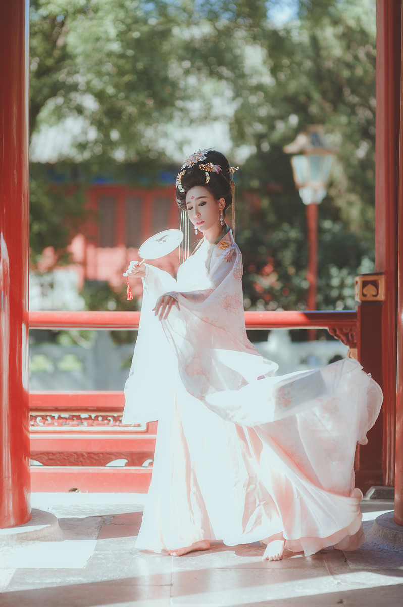 宫廷中的古装盘发美女