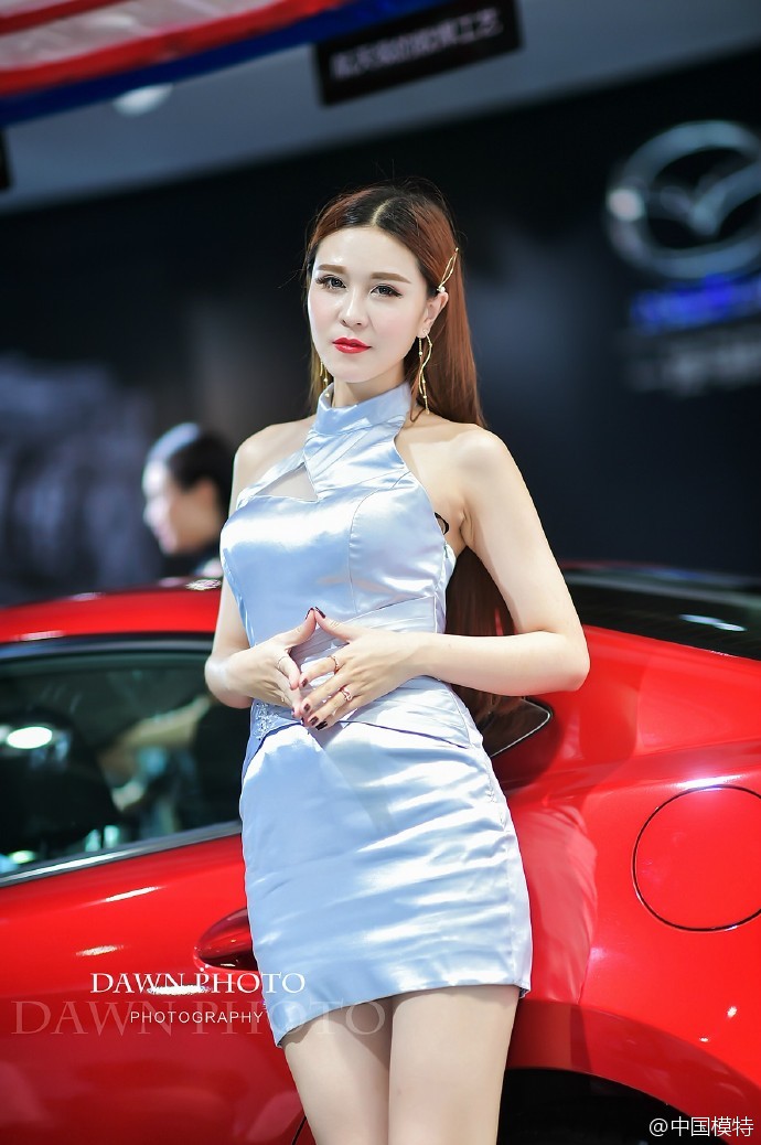 白皙嫩肤超短裙美女车模