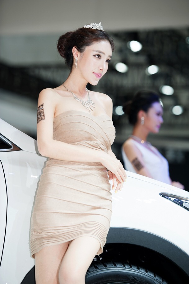 优雅裸肩抹胸美少妇车模