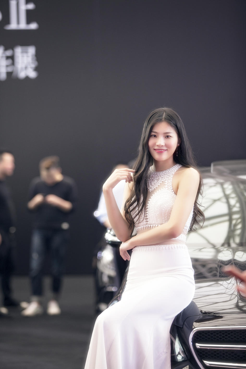 优雅美女车展举止动人艺术照