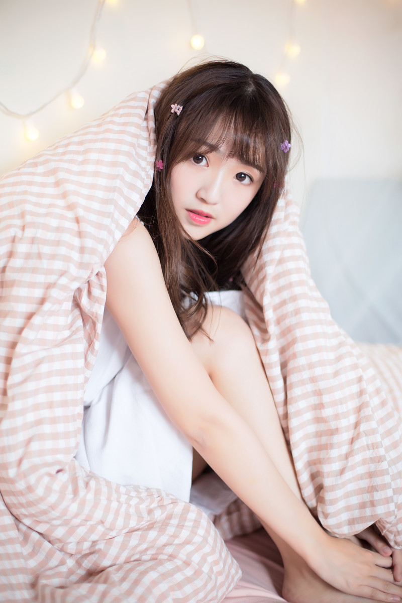 刘海美少女床上俏皮写真