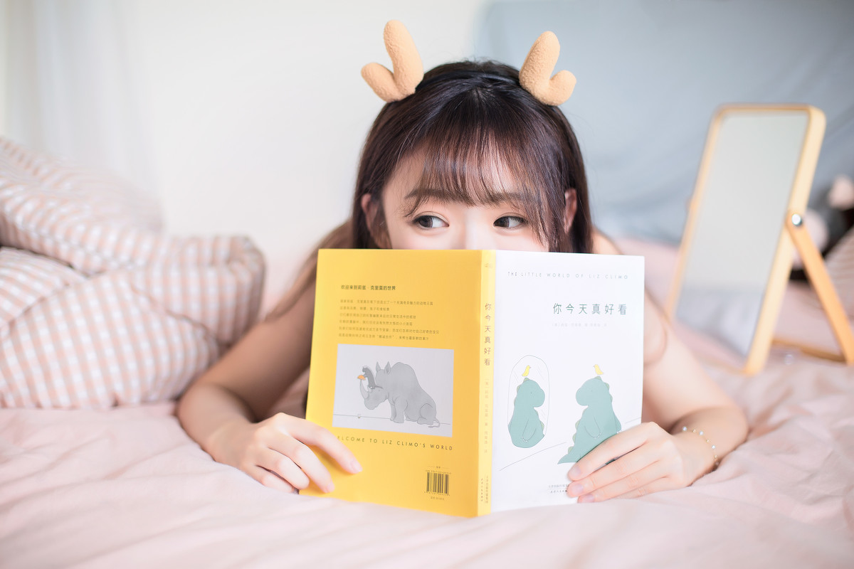 刘海美少女床上俏皮写真