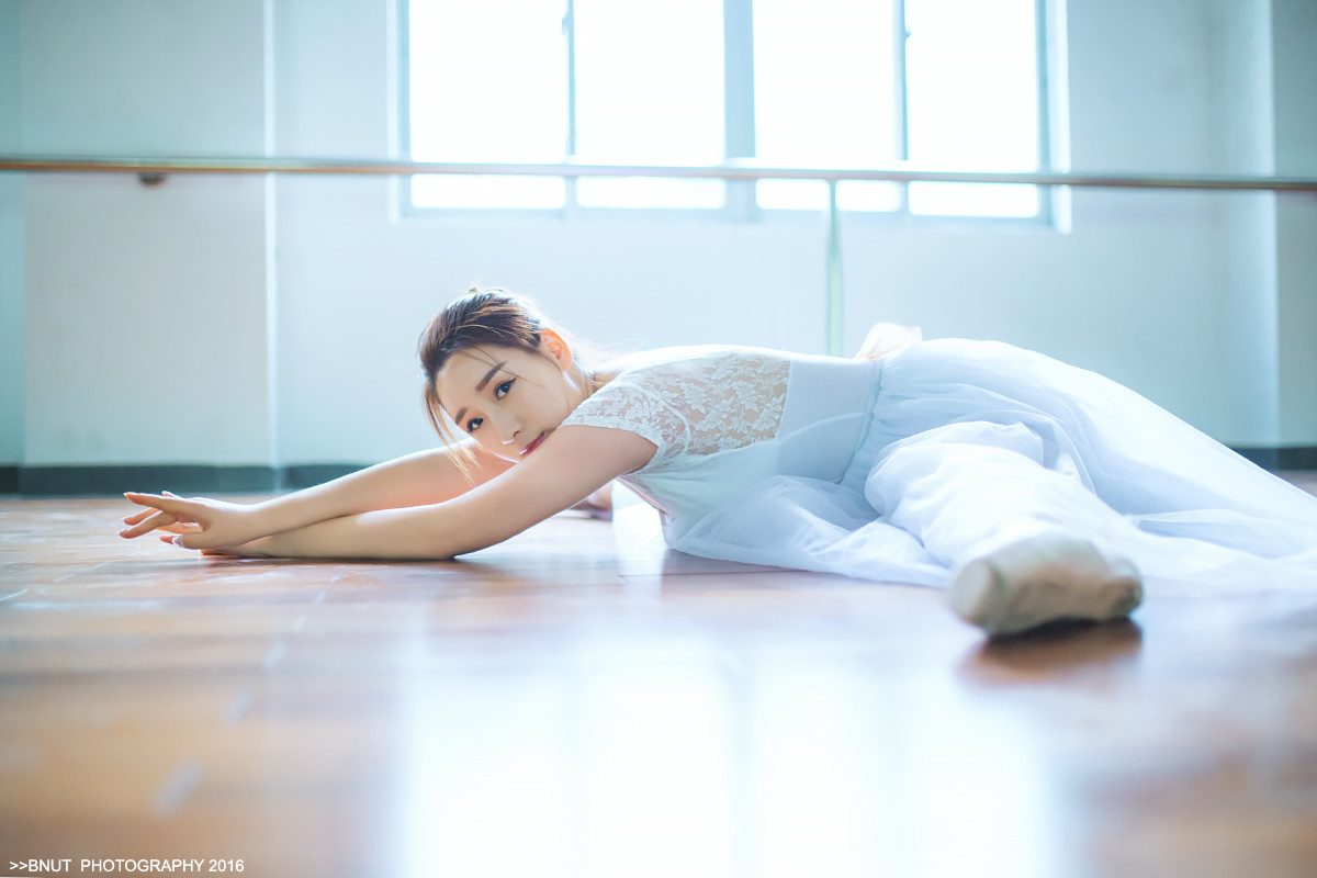 画面干净的芭蕾舞美女