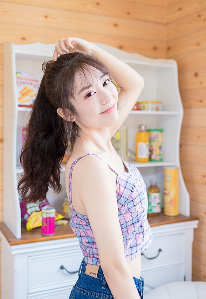 高马尾美少女吊带香肩私房写真