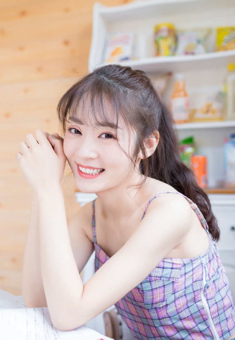 高马尾美少女吊带香肩私房写真