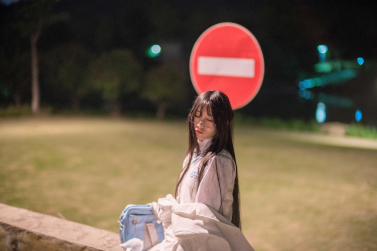 夜景制服美少女养眼白丝美腿绝对领域诱惑写真图片