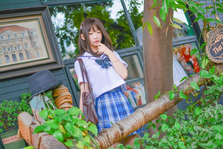 长发美女萌妹黑丝美腿短裙养眼壁咚姿势写真