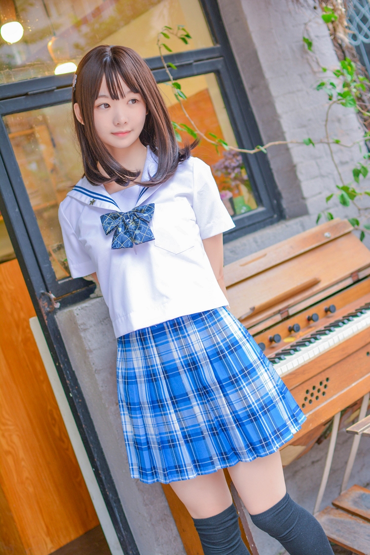 长发美女萌妹黑丝美腿短裙养眼壁咚姿势写真