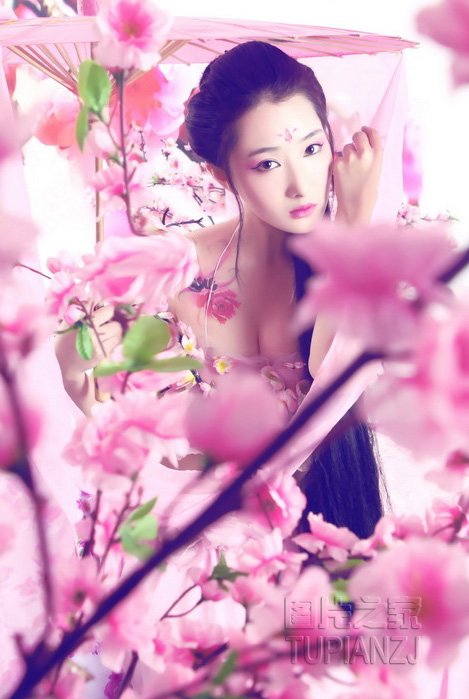 百花从中的性感古装美女图片
