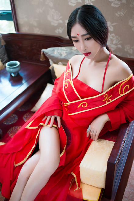 妖艳的红衣古装美女诱惑写真图片