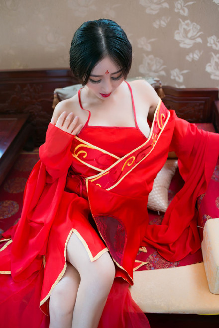 妖艳的红衣古装美女诱惑写真图片