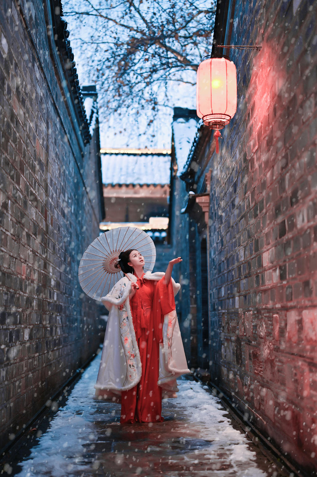 撑着油纸伞的汉服少女精选图片